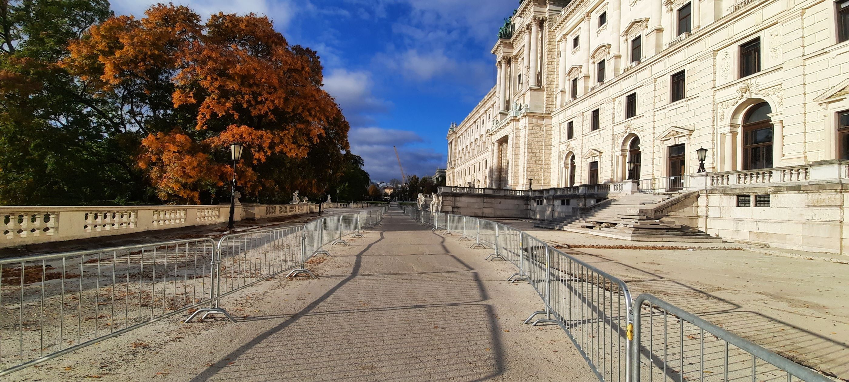 Plattenverlegung Neue Burg - Seite Burggarten