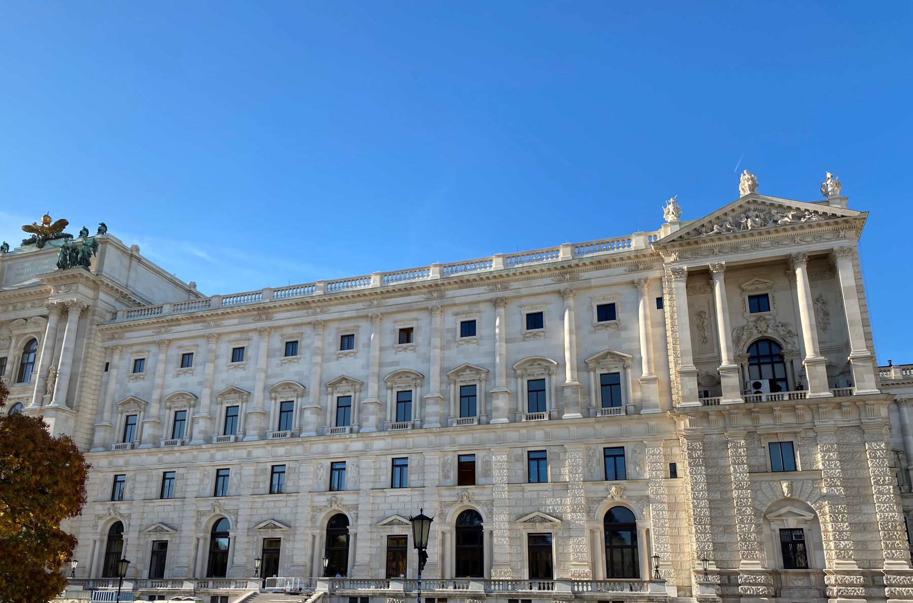 Fassade Neue Burg - Seite Burggarten